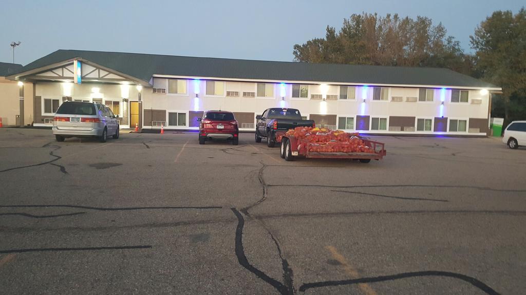 Faribault Hometown Inn & Suites Exterior photo